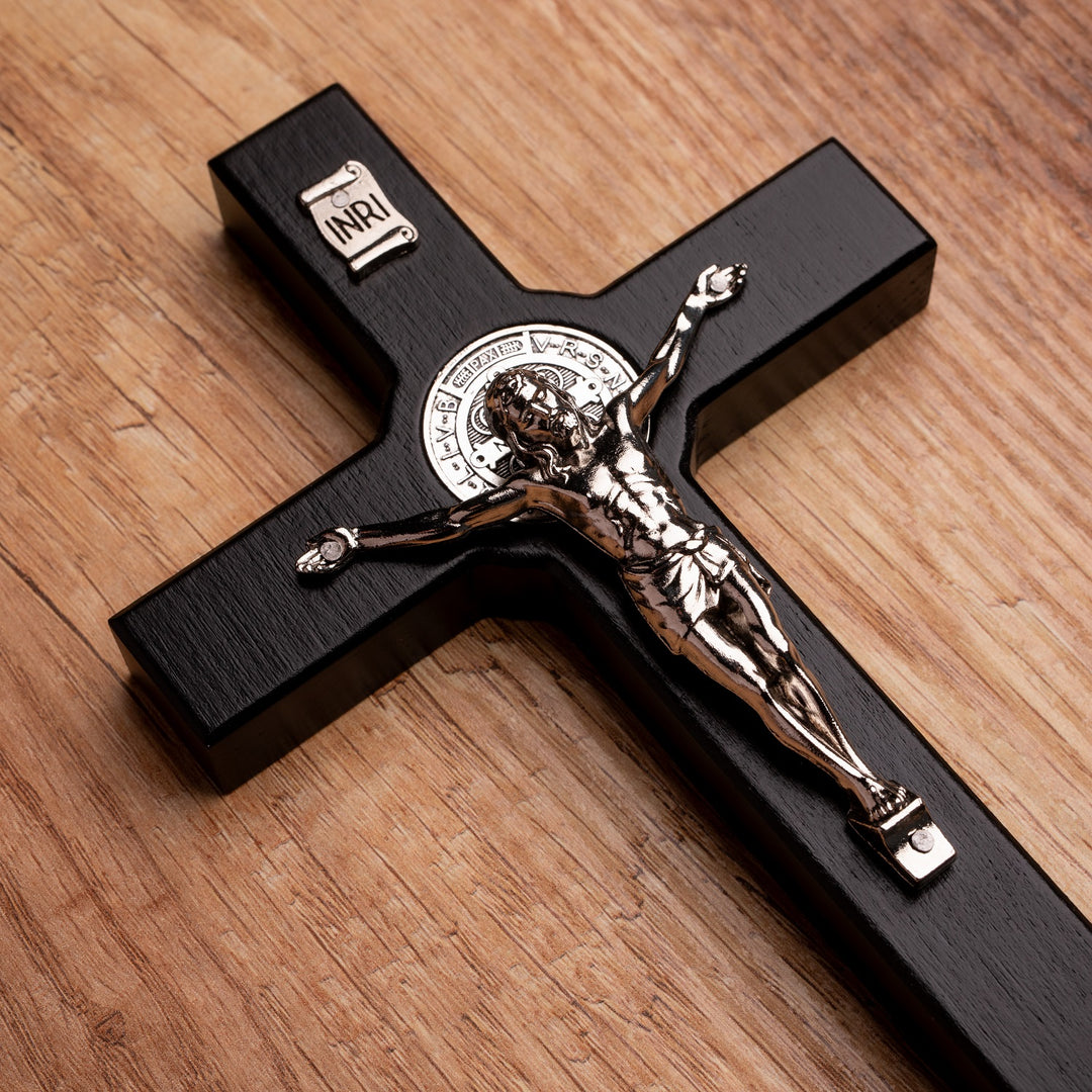 St Benedictuskors i trä hängande med pasque svart 18x10x1,8cm