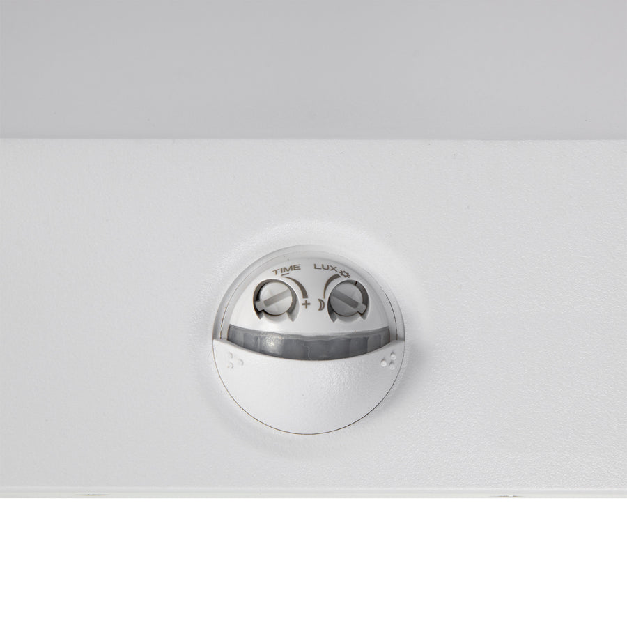Maclean MCE344 W motion sensor LED lamp. Equipped with a PIR motion sensor, it emits a neutral white light (4000K) with 15W power and 1560lm brightness. Rated IP65, it ensures durability and reliability in various settings.