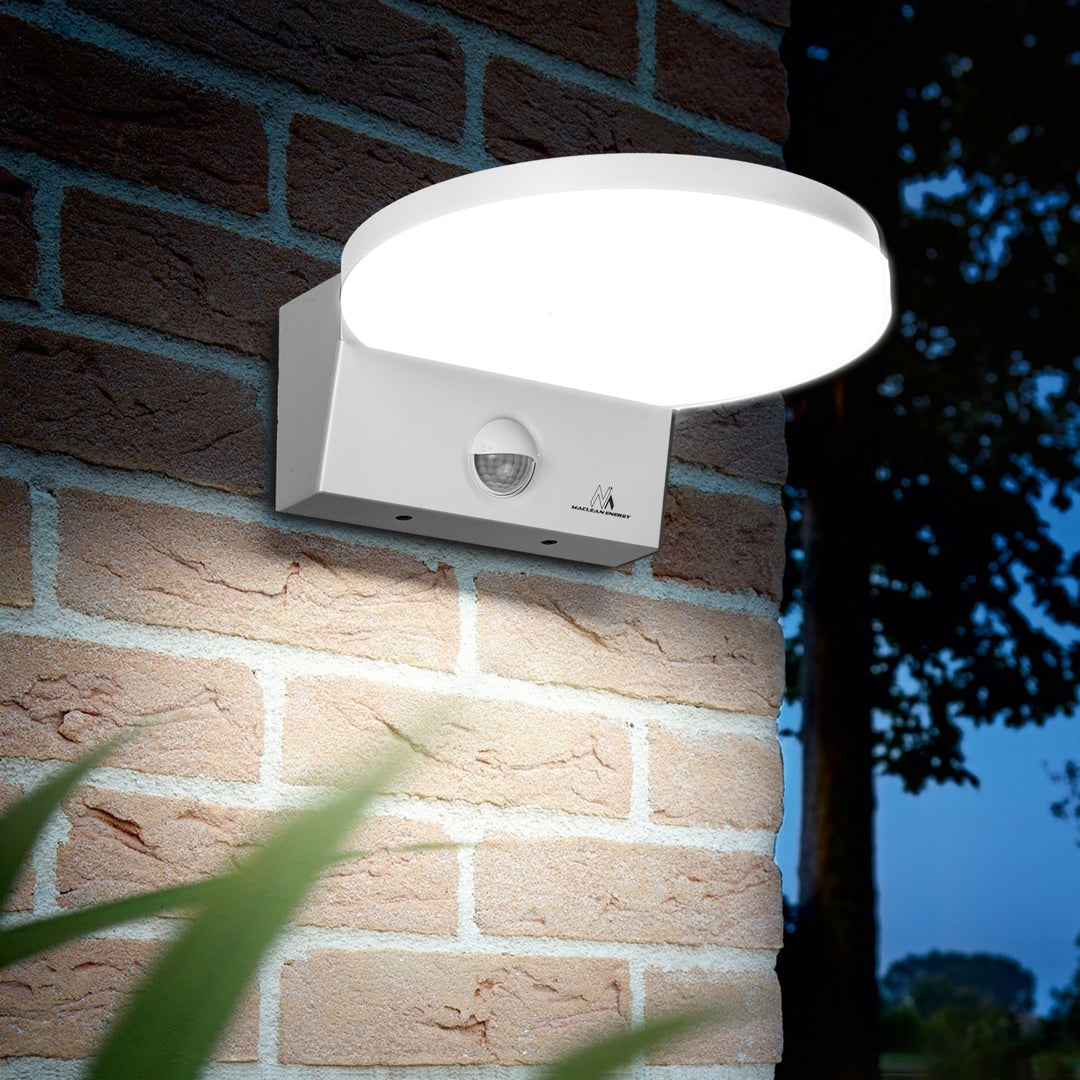 Maclean MCE344 W motion sensor LED lamp. Equipped with a PIR motion sensor, it emits a neutral white light (4000K) with 15W power and 1560lm brightness. Rated IP65, it ensures durability and reliability in various settings.