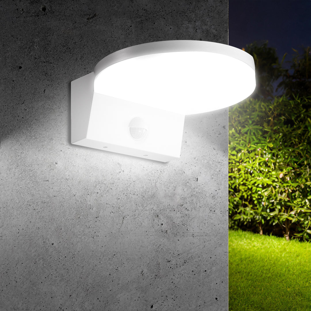 Maclean MCE344 W motion sensor LED lamp. Equipped with a PIR motion sensor, it emits a neutral white light (4000K) with 15W power and 1560lm brightness. Rated IP65, it ensures durability and reliability in various settings.