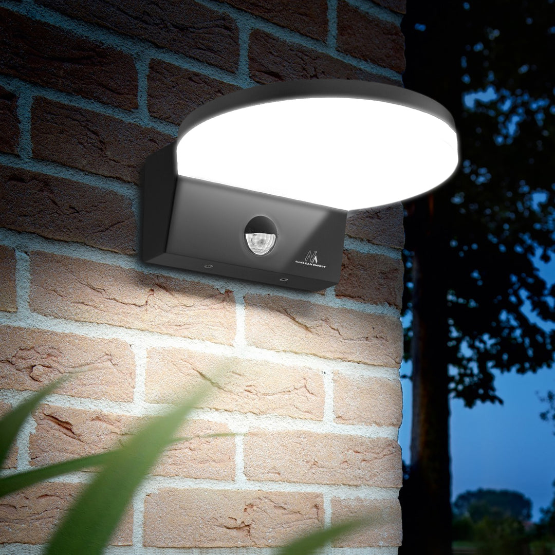 Maclean MCE344 B motion sensor LED lamp. With a PIR motion sensor, it emits neutral white light (4000K) with 15W power and 1560lm brightness. Rated IP65, it ensures durability and reliability in various settings.