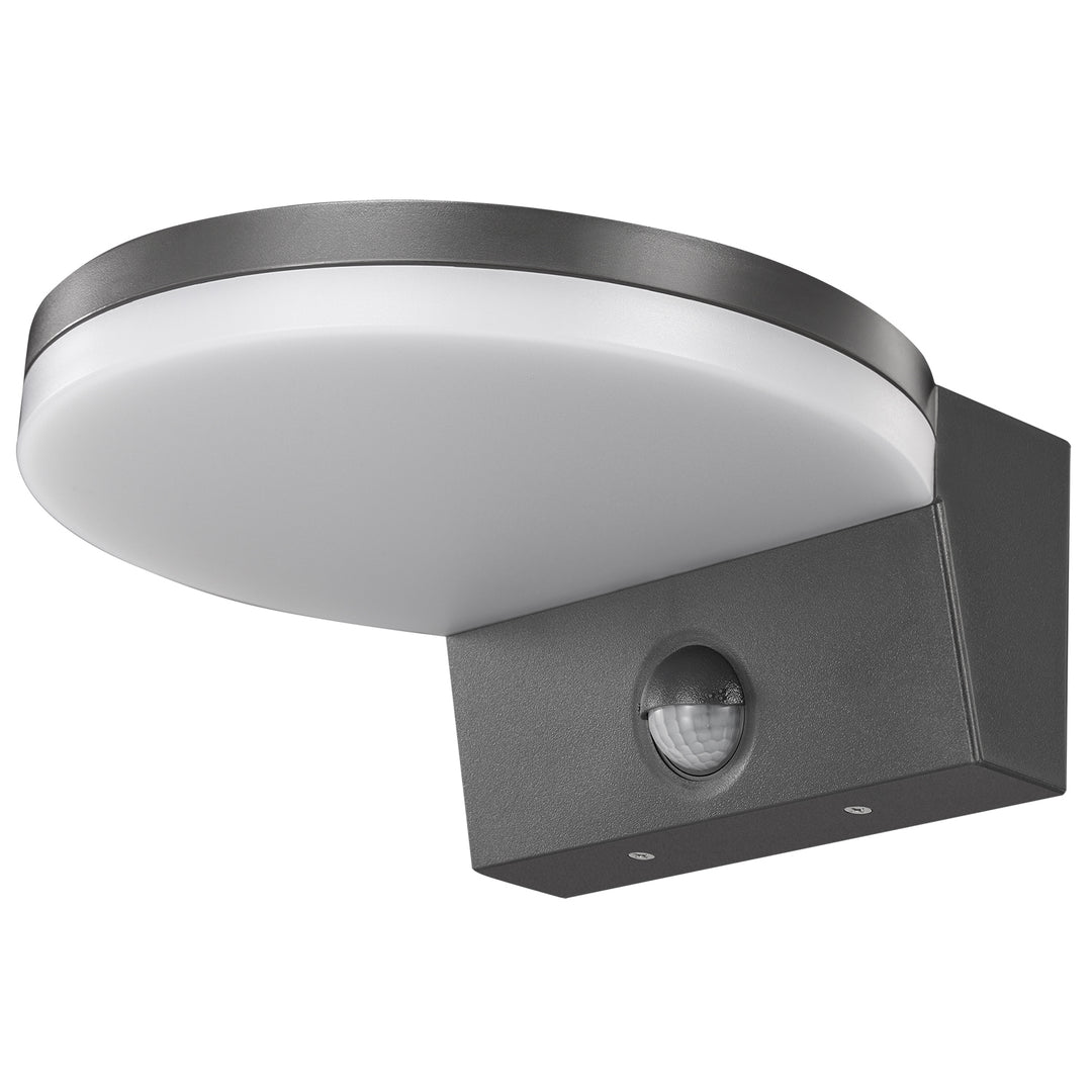 Maclean MCE344 GR rörelsesensor LED-lampa. Utrustad med en PIR-rörelsesensor, den avger neutrala vitt ljus (4000K) med 15W effekt och en ljusstyrka på 1560lm. Betygsatt IP65 säkerställer den hållbarhet och tillförlitlighet i olika miljöer.