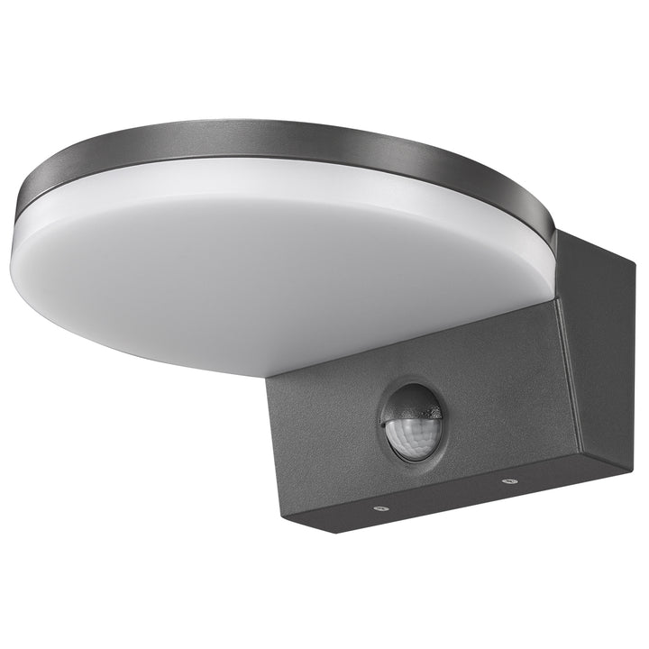 Maclean MCE344 GR rörelsesensor LED-lampa. Utrustad med en PIR-rörelsesensor, den avger neutral vitt ljus (4000K) med 15W effekt och en ljusstyrka på 1560lm. Betygsatt IP65 säkerställer den hållbarhet och tillförlitlighet i olika miljöer.