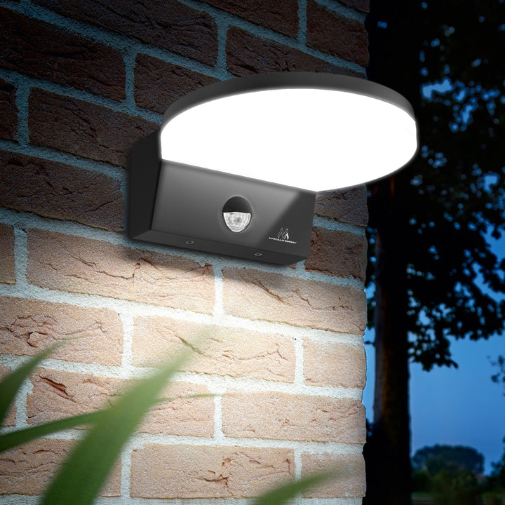 Maclean MCE344 GR rörelsesensor LED-lampa. Utrustad med en PIR-rörelsesensor, den avger neutrala vitt ljus (4000K) med 15W effekt och en ljusstyrka på 1560lm. Betygsatt IP65 säkerställer den hållbarhet och tillförlitlighet i olika miljöer.