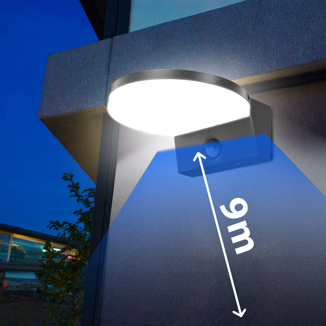 Maclean MCE344 GR rörelsesensor LED-lampa. Utrustad med en PIR-rörelsesensor, den avger neutral vitt ljus (4000K) med 15W effekt och en ljusstyrka på 1560lm. Betygsatt IP65 säkerställer den hållbarhet och tillförlitlighet i olika miljöer.