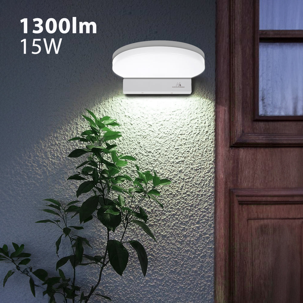 Maclean MCE346 W LED-lampa. Med en effekt på 15W och en ljusstyrka på 1300lm, avger den neutral vitt ljus (4000K). Betygsatt IP65, säkerställer den hållbarhet och tillförlitlighet i olika miljöer.