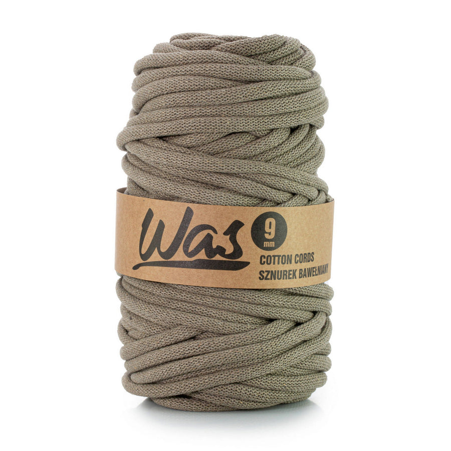 WAS, cotton cord with polyester core, braided, 9mm, 50m, dark beige" tłumaczy się na "WAS, bomullssnodd med polyesterkärna, flätad, 9mm, 50m, mörk beige