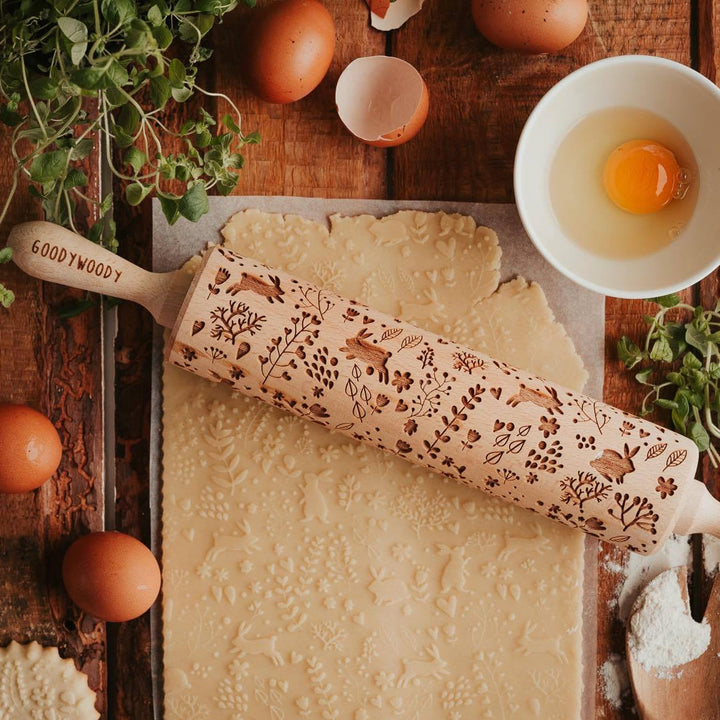 Goody Woody graverad tårtroller, 46 cm, bokträ, kanindesign