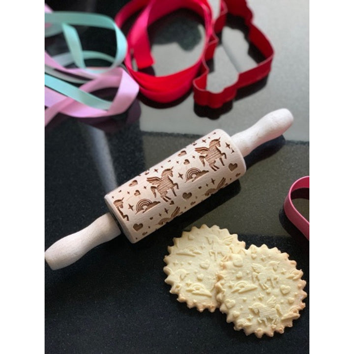 Goody Woody graverad tårtroller, 23,5 cm, bokträ, enhörningsdesign