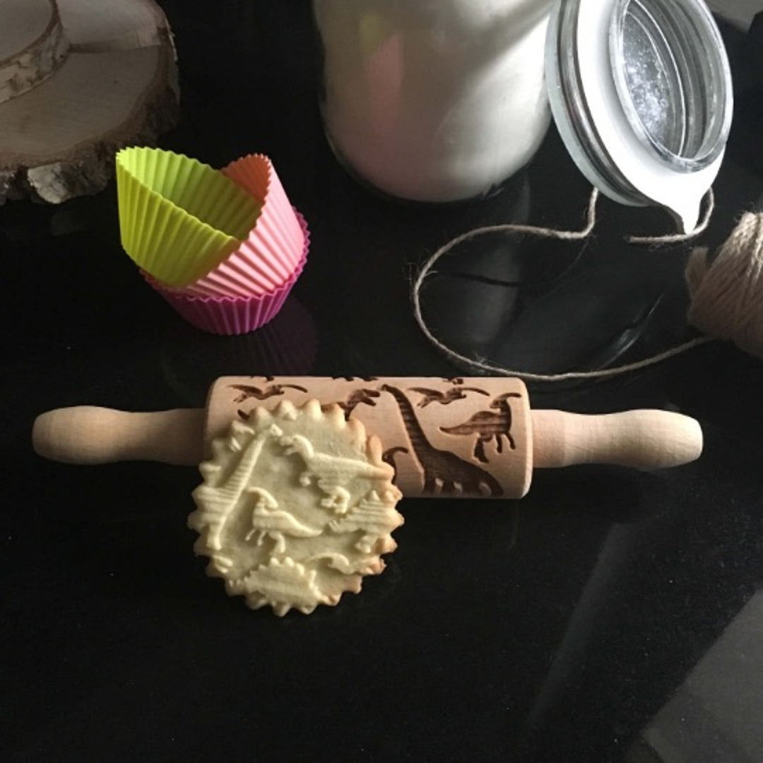 Goody Woody graverad tårtroller, 23,5 cm, bokträ, dinosauriedesign