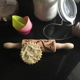 Goody Woody graverad tårtroller, 23,5 cm, bokträ, dinosauriedesign