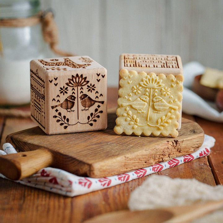 Goody Woody graverad tårtbit, 6 cm, bokträ, 6 mönster, skandinavisk stil