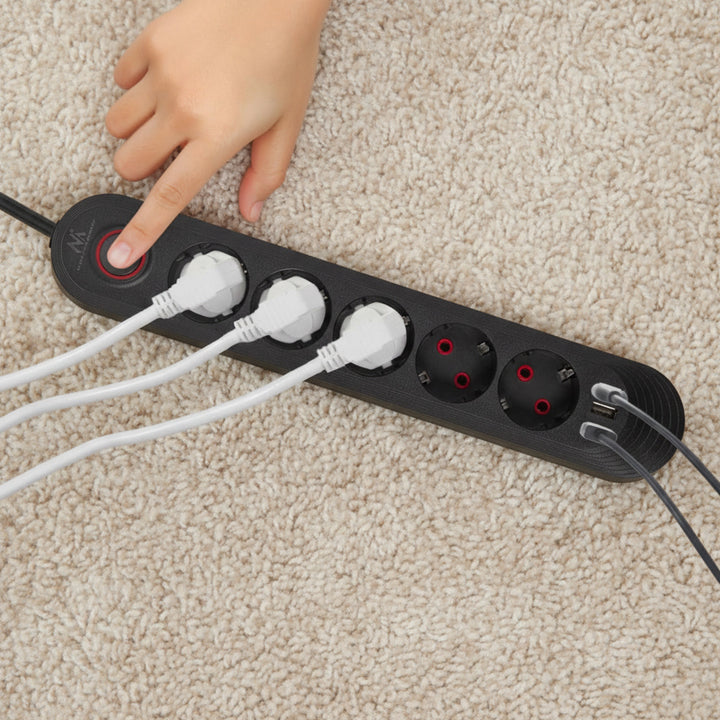 Maclean grenuttag, förlängningskabel 5 uttag + 3xUSB, 110-240V AC 50/60Hz, 2,1A max 2500W, 1,5m, svart, MCE395 B