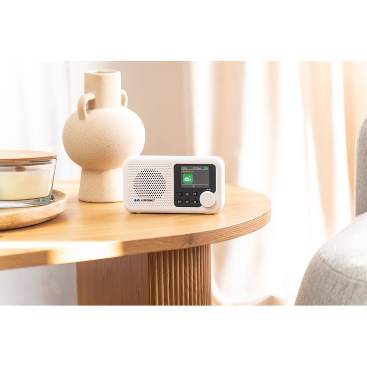Blaupunkt Portable Radio, DAB+ digitalradio och FM-tuner, Bluetooth, hörlursutgång, 2,4 tums färgdisplay, klock- och alarmfunktion, batteridriven och uppladdningsbar via USB-C, DR8WH