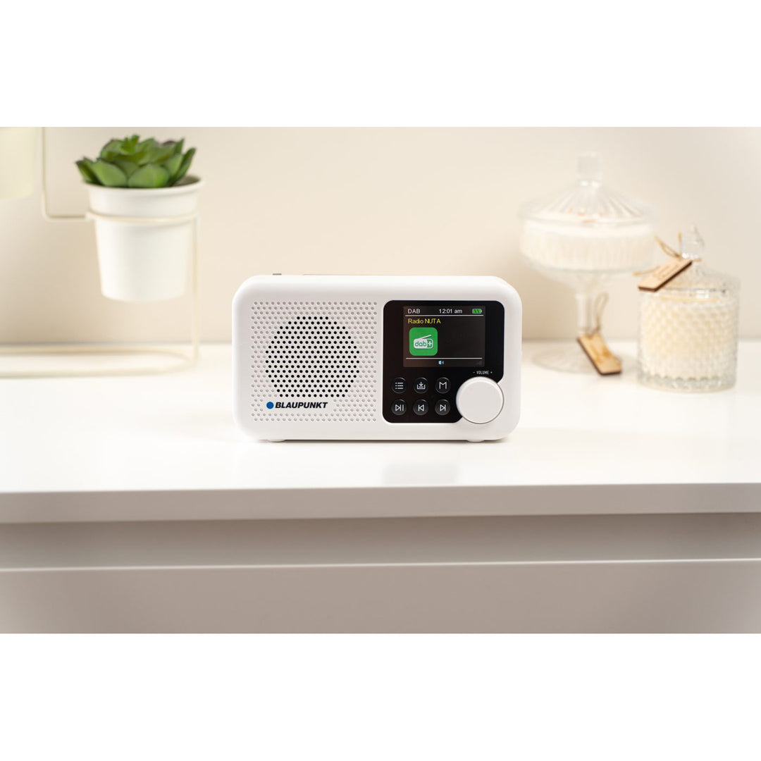 Blaupunkt Portable Radio, DAB+ digitalradio och FM-tuner, Bluetooth, hörlursutgång, 2,4 tums färgdisplay, klock- och alarmfunktion, batteridriven och uppladdningsbar via USB-C, DR8WH
