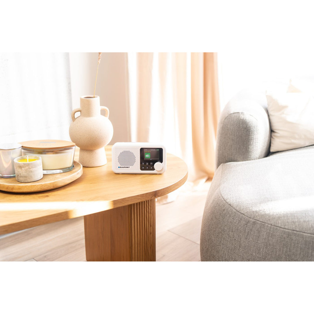 Blaupunkt Portable Radio, DAB+ digitalradio och FM-tuner, Bluetooth, hörlursutgång, 2,4 tums färgdisplay, klock- och alarmfunktion, batteridriven och uppladdningsbar via USB-C, DR8WH