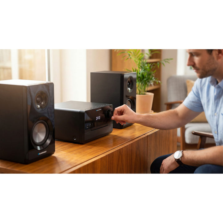 Blaupunkt mikrotorn, effekt 100 W RMS, DAB+-tuner, LED-display, FM-radio, teleskopantenn ingår, HDMI ARC-anslutning, CD/MP3/USB/BT, klocka med alarmfunktion, MS49DAB