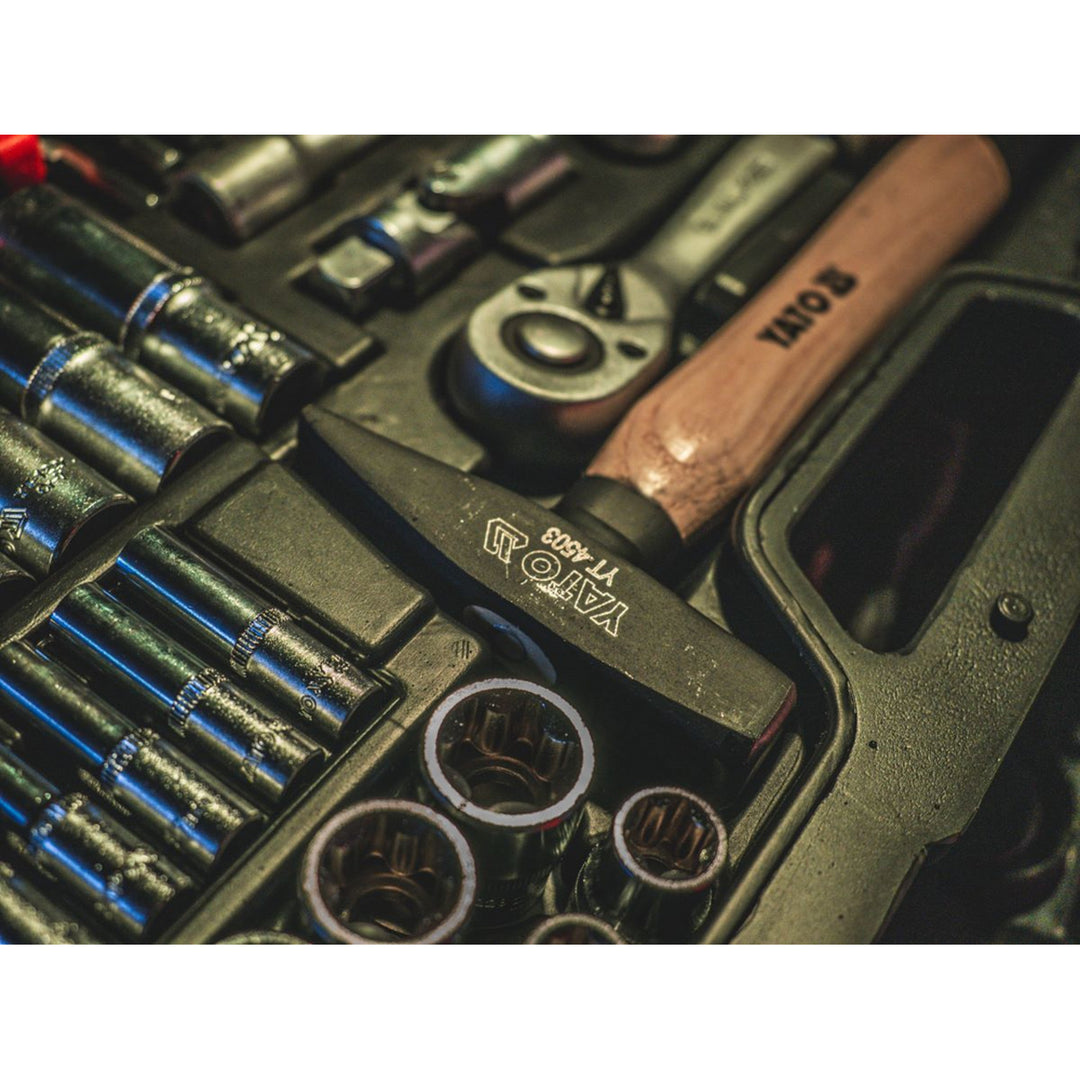 Professionellt verktygsset från Yato, 122 delar (skiftnycklar, hylsor, skruvmejslar, hammare), skruvmejslar med magnetiska och härdade spetsar, YT-38901