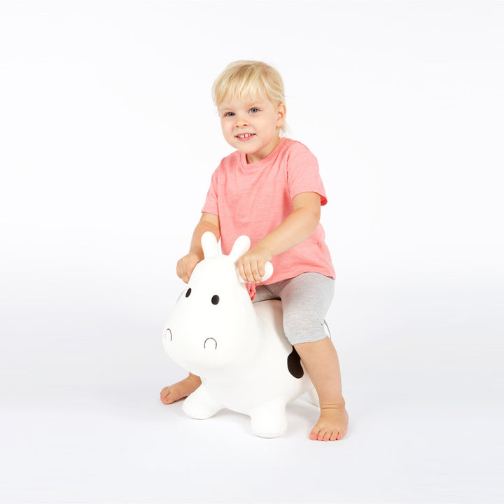 Vit ko-gummiströja enorm och unik kul när du hoppar med Hoppimals luftpump