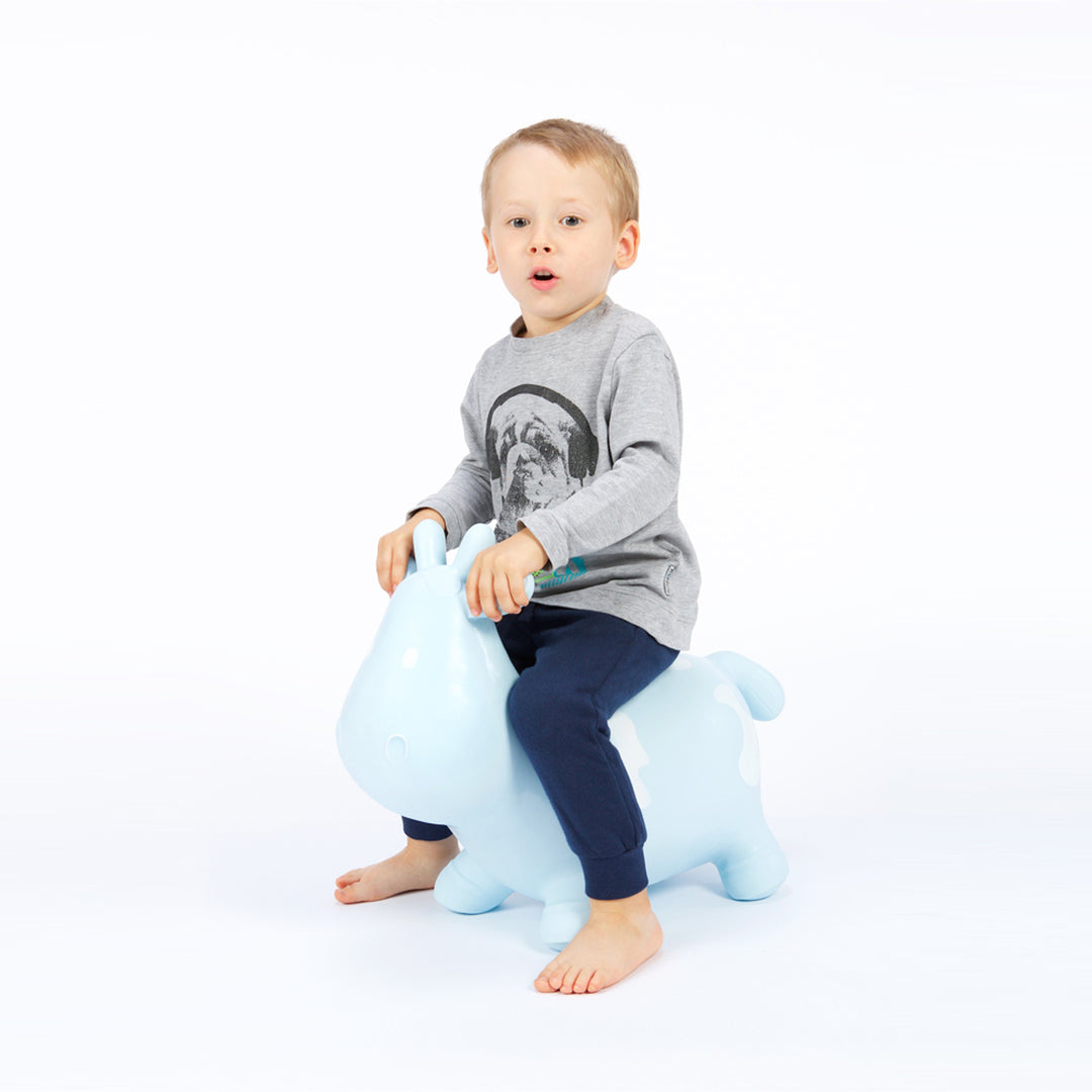 Vit ko-gummiströja enorm och unik kul när du hoppar med Hoppimals luftpump