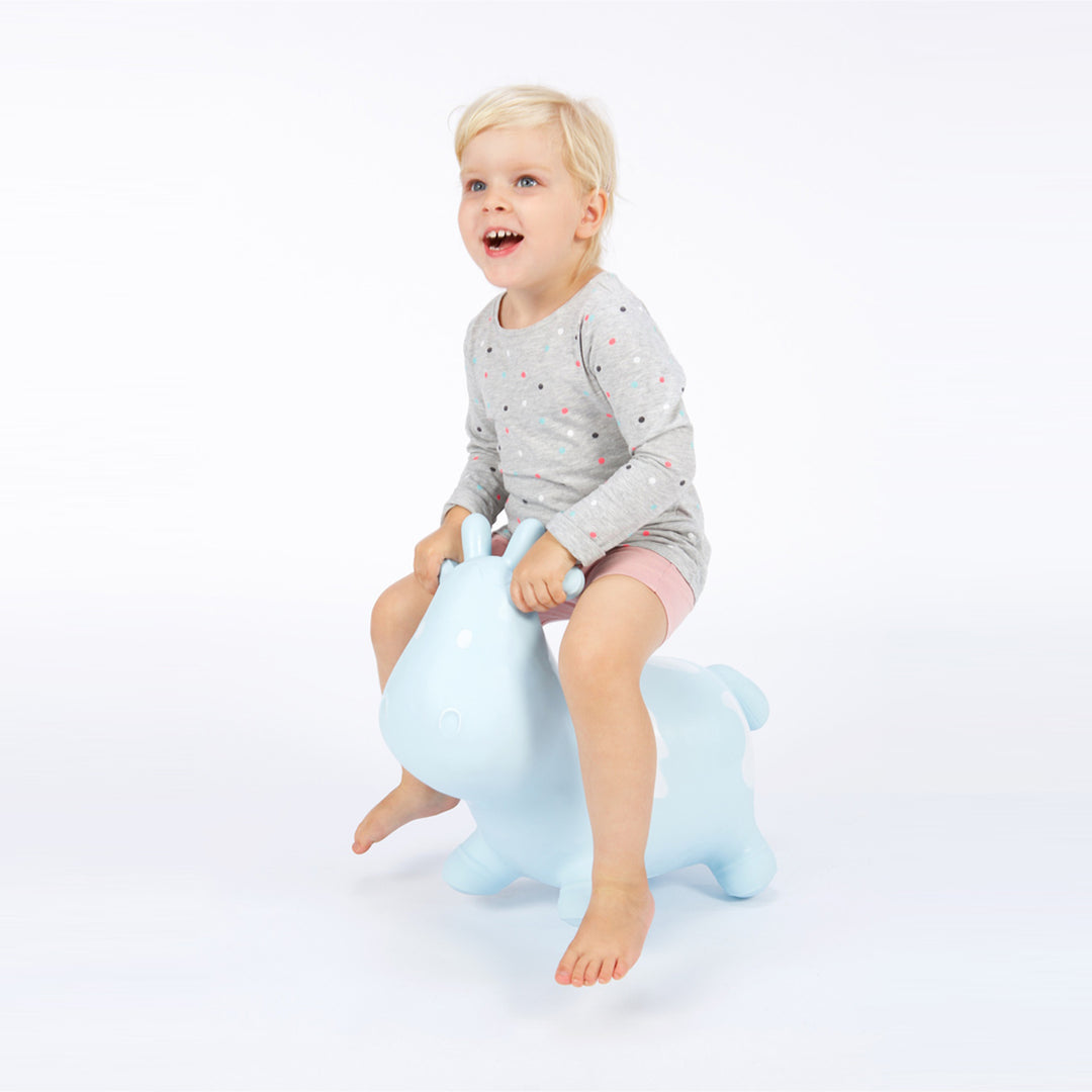 Vit ko-gummiströja enorm och unik kul när du hoppar med Hoppimals luftpump