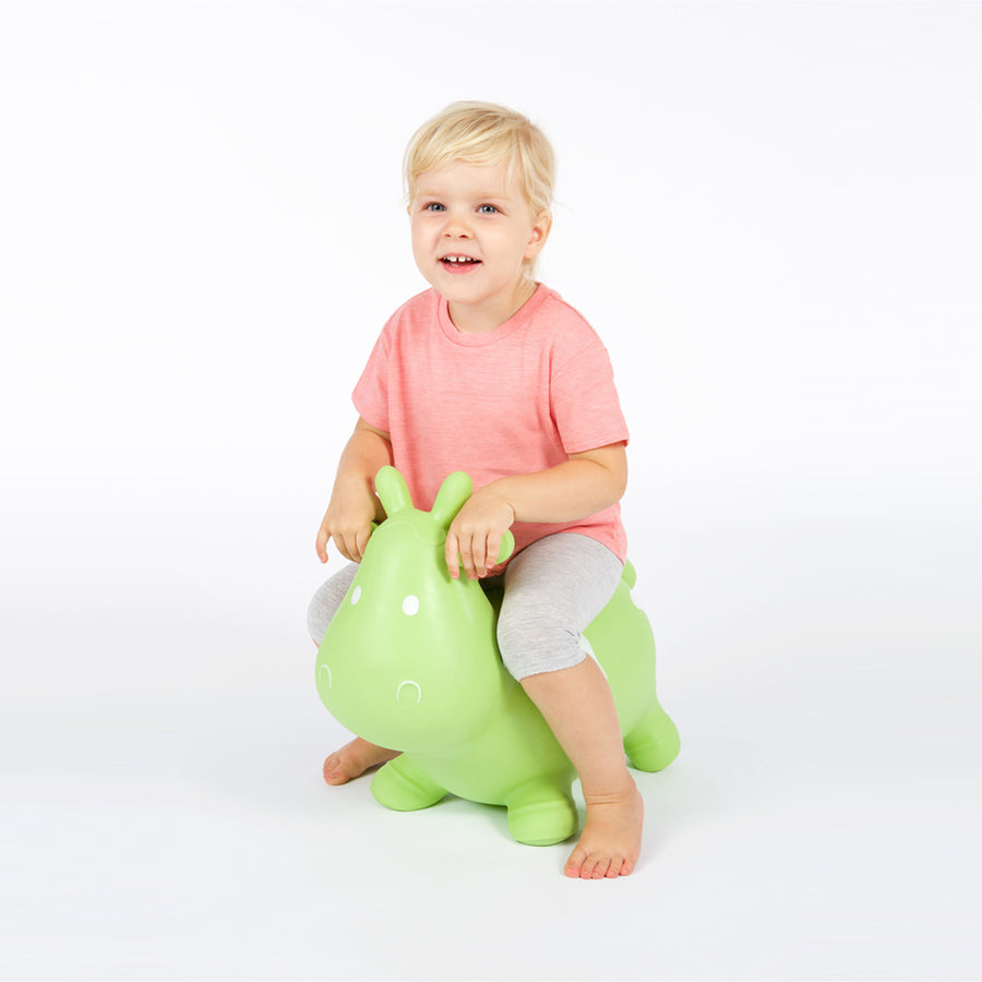 Vit ko-gummiströja enorm och unik kul när du hoppar med Hoppimals luftpump