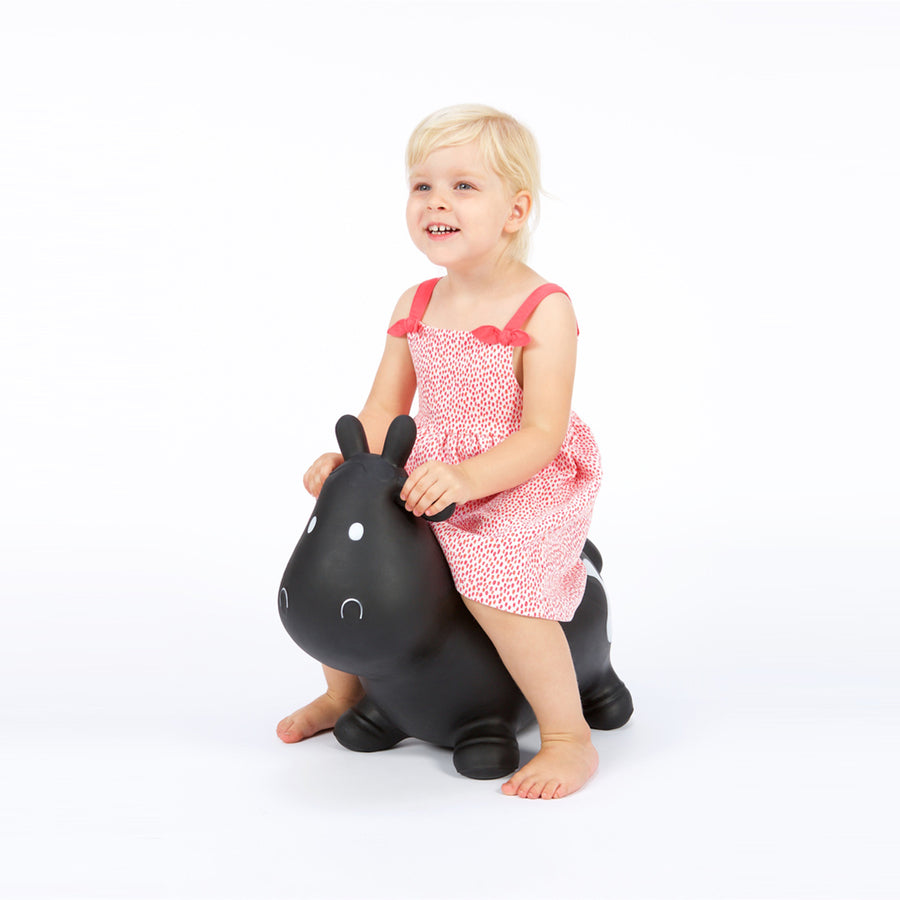 Vit ko-gummiströja enorm och unik kul när du hoppar med Hoppimals luftpump